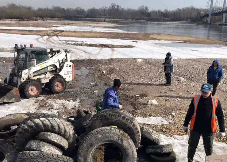 В Красноярске около вантового моста незаконно складировали шины