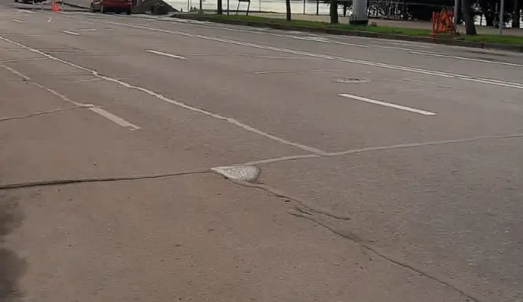 Автомобилисты пожаловались на пробитые колеса из-за ямы в центре Красноярска