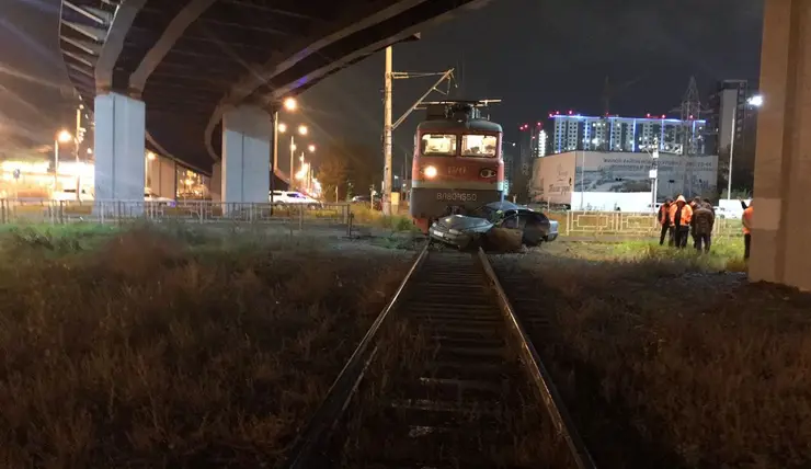 В Красноярске на железнодорожном переезде столкнулись электричка и автомобиль