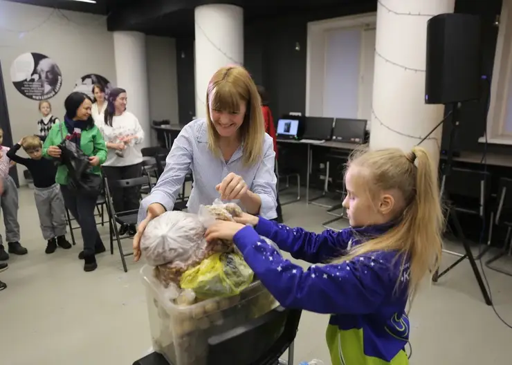 В Красноярске первоклашки собрали больше 4 килограммов орехов для белок