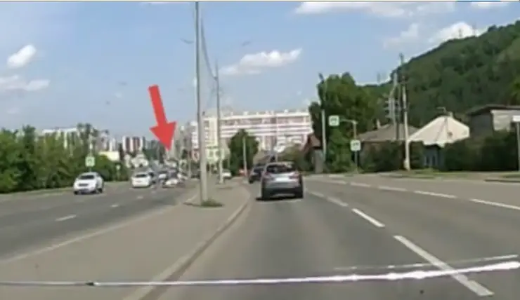 В Красноярске на улице Свердловской сбили двух подростков прямо на пешеходном переходе