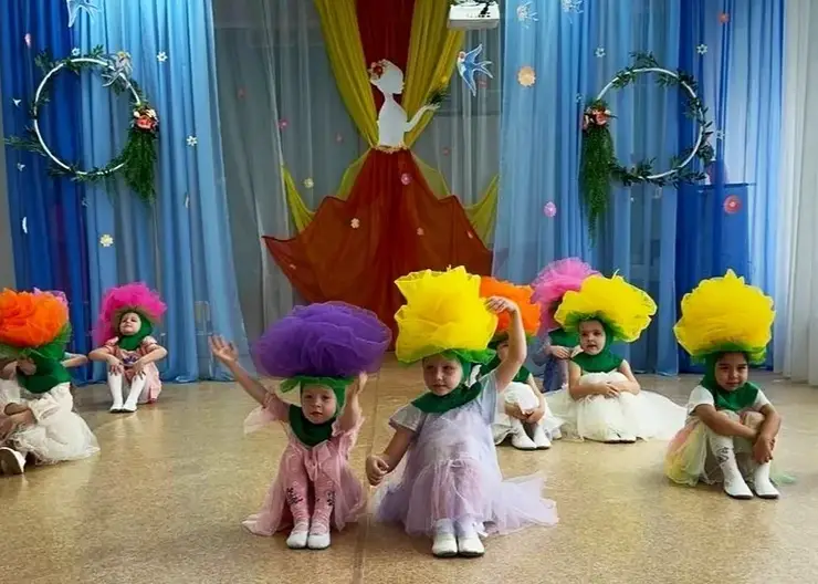 Красноярские школьники и детсадовцы поздравили женщин с 8 Марта