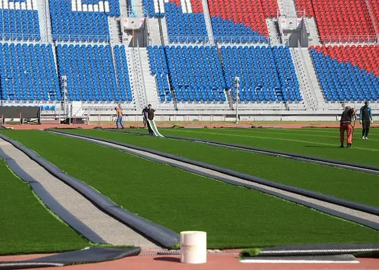 На Центральном стадионе в Красноярске приступили к укладке нового газона