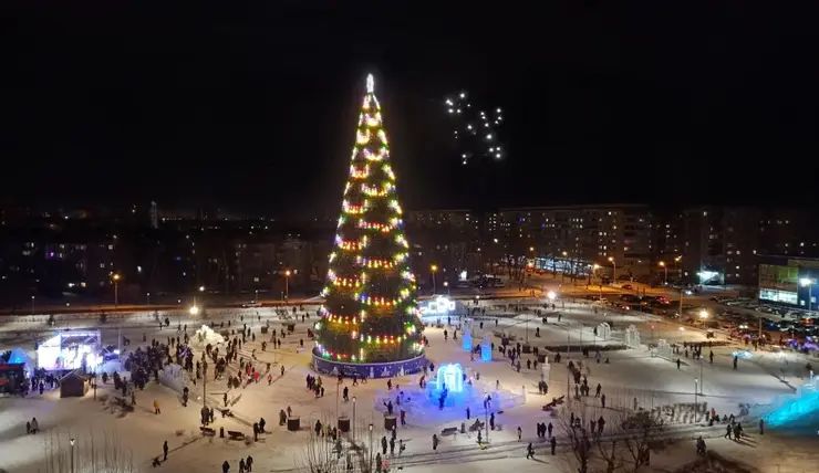 Во всех районах Красноярска открыли елки с ледовыми городками