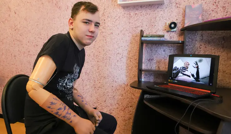 В Красноярске подросток без рук получил новые протезы за 12 миллионов рублей