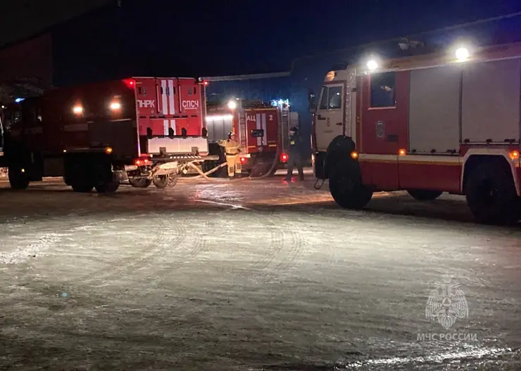 В Красноярске третьи сутки тушат пожар на улице Пограничников