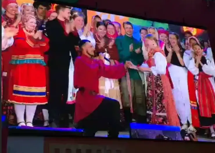 В Шушенском на фестивале «МИР Сибири» музыкант сделал предложение своей девушке