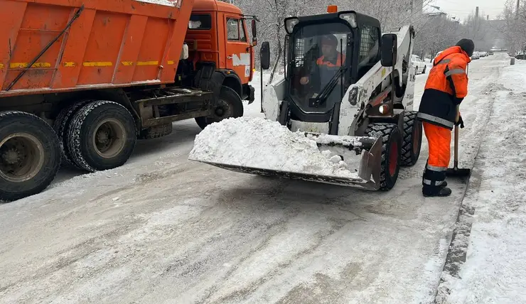 В Красноярске ночью 21 декабря снег убирали 144 единицы техники