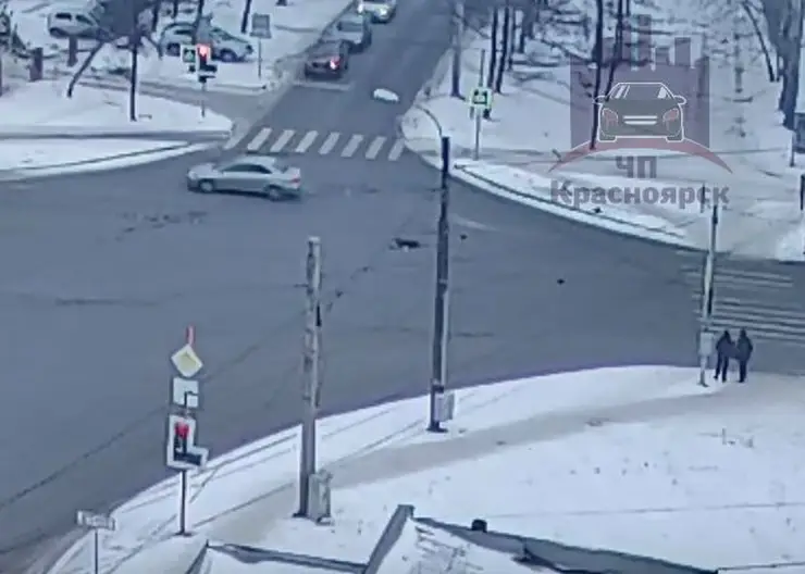 В Красноярске на улице Воронова автомобиль сбил девушку