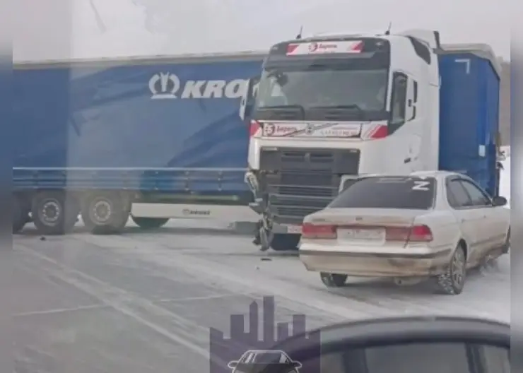 На трассе в Красноярском крае столкнулись три автомобиля