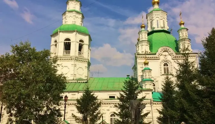 В центре Красноярска на двое суток запретили парковать машины