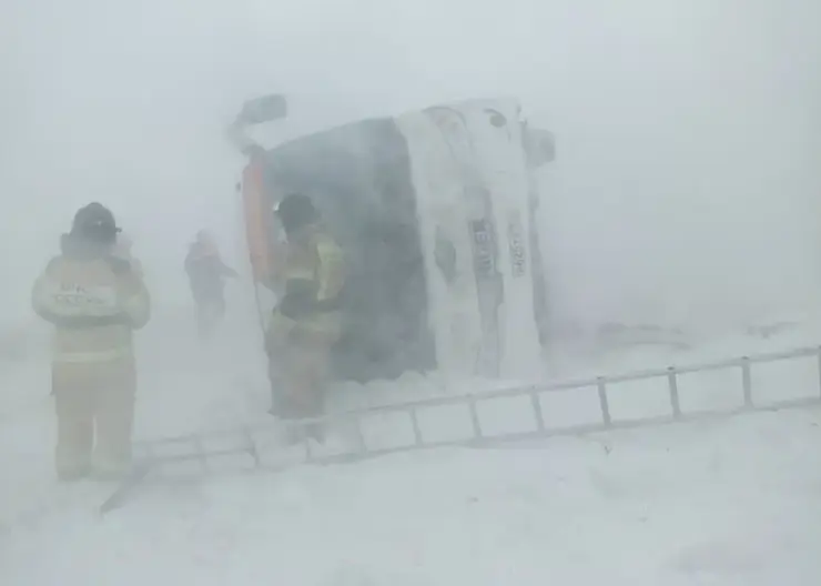 В Красноярском крае на трассе из-за сильного ветра перевернулся автобус с пассажирами