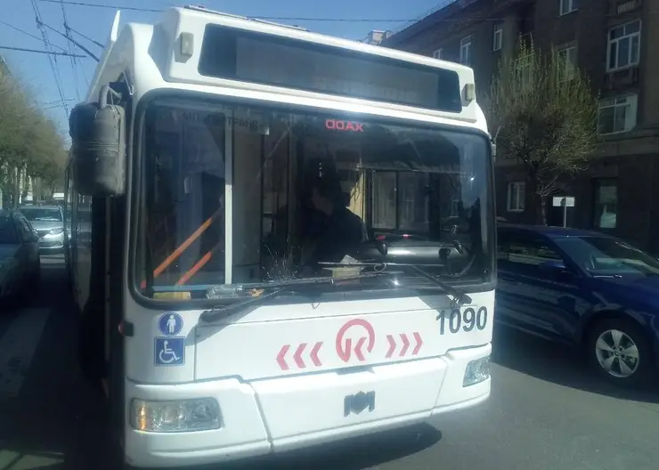 В Красноярске на улице Ленина троллейбус сбил 86-летнюю женщину
