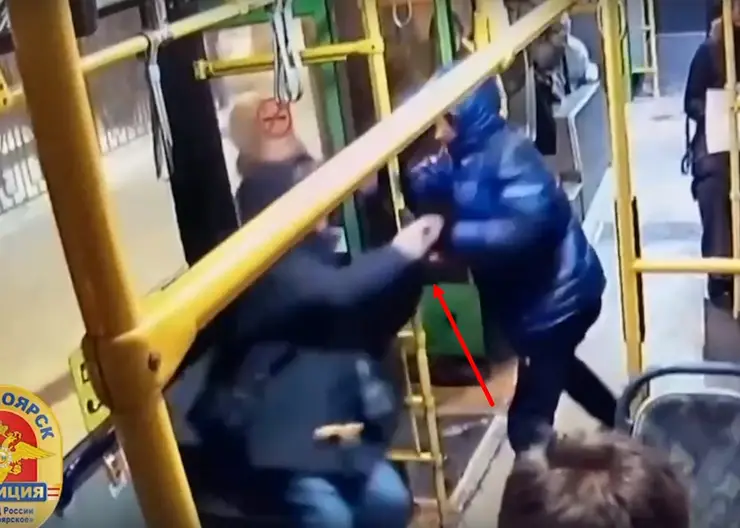 В Красноярске 21-летний парень ограбил пенсионера в автобусе