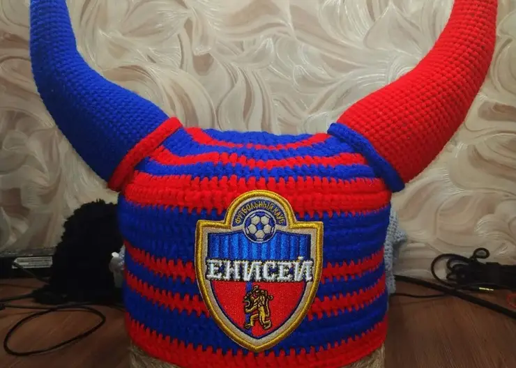 В Красноярске особенные дети и их родители вяжут шапочки для спортивных фанатов