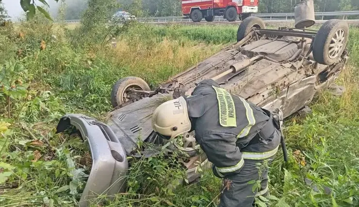В Красноярском крае на трассе Р-255 водитель съехал в кювет, перевернулся и погиб