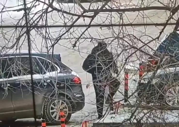В Красноярске водитель Porsche сломал ограничитель на платной парковке