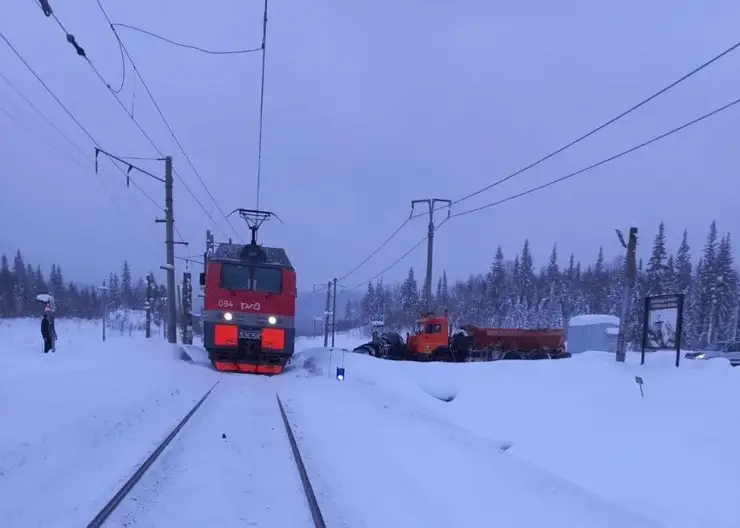 В Красноярском крае поезд на железнодорожных путях снес КАМАЗ