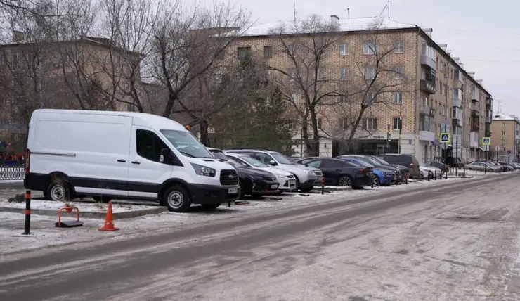 В Красноярске на парковке на Красной Армии ставят новые датчики подъемного механизма