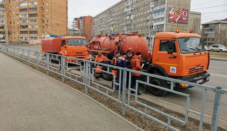 В Красноярске почистили ливневую канализацию на улице Железнодорожников