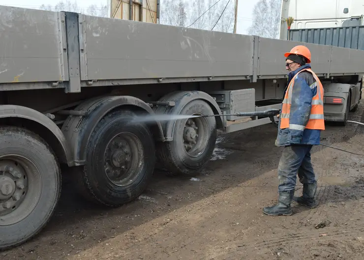 В Красноярске строителям пригрозили штрафом в 100 тысяч рублей за грязные колеса спецтехники