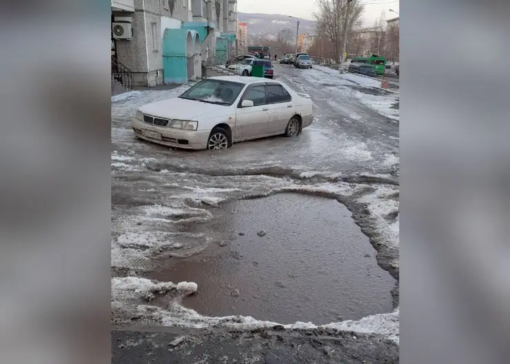 В Красноярске автомобили вмерзли в лед из-за потопа на улице Тимошенкова