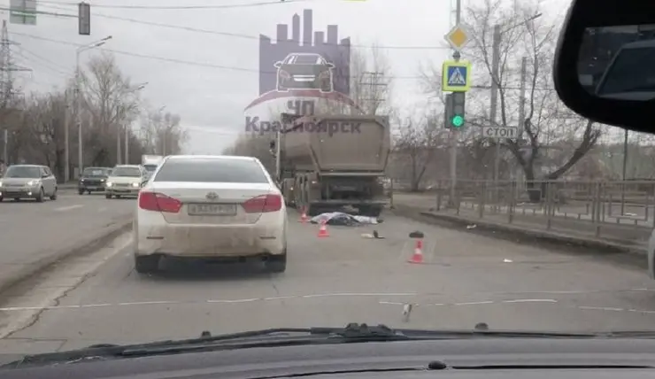 В Красноярске на улице Волжской водитель грузовика насмерть сбил пешехода