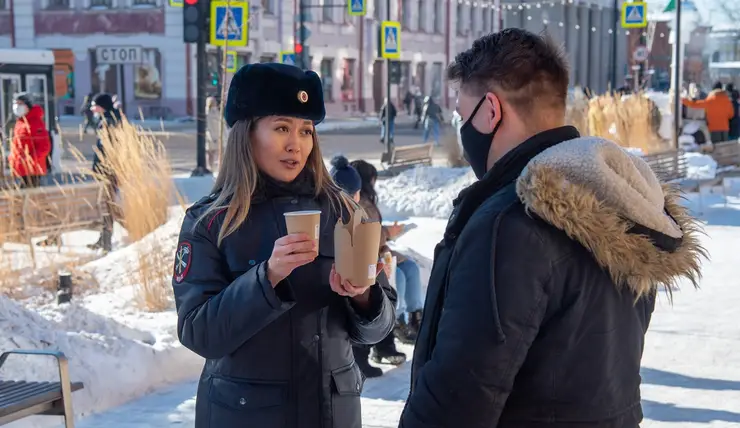 В центре Красноярска в честь 23 февраля полицейские угощали всех кашей
