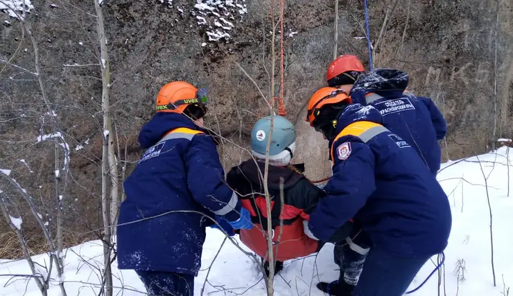 В Красноярске на Столбах со скалы упала 52-летняя женщина