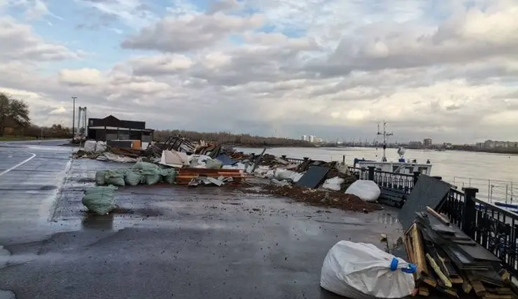 В Красноярске после сноса кафе у парохода-музея остались горы мусора