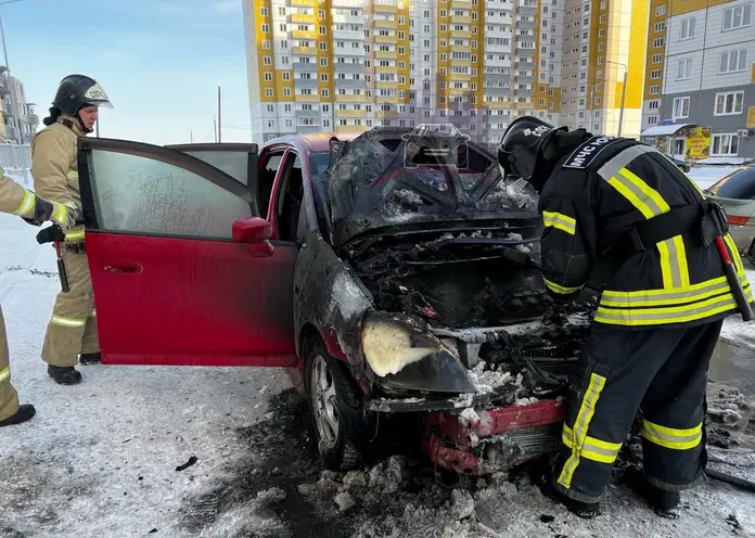 В Красноярске в микрорайоне Солнечный сгорела машина «Хонда»