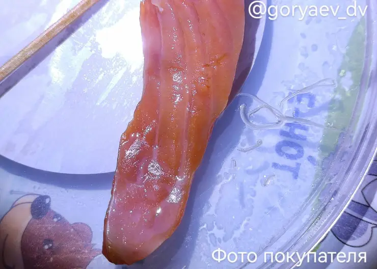 В Красноярске в магазине продавали рыбу с червями