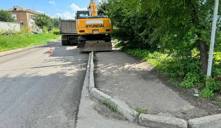 В Красноярске приступили к ремонту улицы Быковского в Зеленой Роще