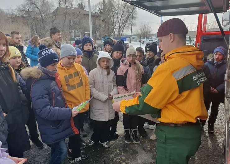 Школьники Красноярского края примерили на себя роль лесных пожарных