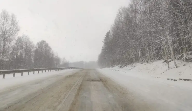 В Красноярском крае часть трассы Р-257 «Енисей» замело снегом