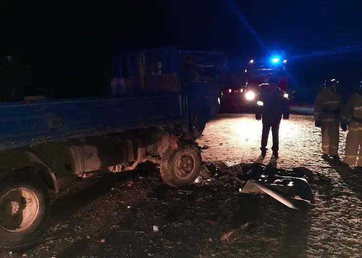 В Красноярском крае в аварии погиб водитель грузовика