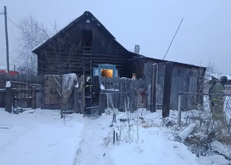 В Красноярском крае во время пожара в частном доме погиб 18-летний парень