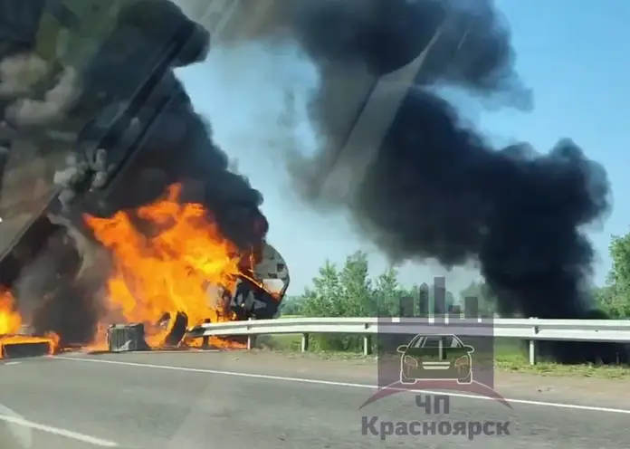 Под Красноярском в районе Путинского моста после ДТП загорелись машины