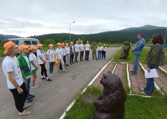 В природном парке Ергаки стартовал волонтерский лагерь