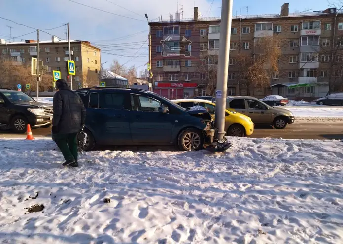 В Красноярске водитель пытался избежать ДТП и врезался в столб