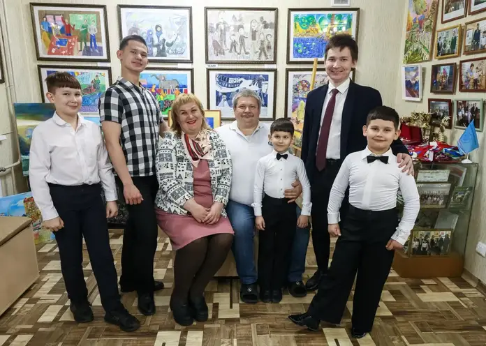 Мама, папа и шесть сыновей: как красноярская семья Кругловых выиграла более тысячи наград