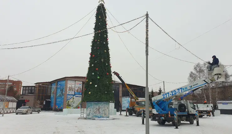 В Красноярске в парке Гагарина поставили елку и начали монтировать иллюминацию