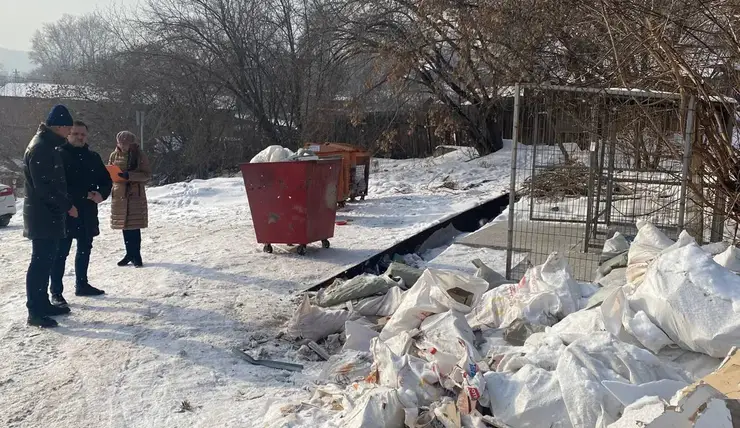 В Красноярске контейнерные площадки проверили на наличие строительного мусора