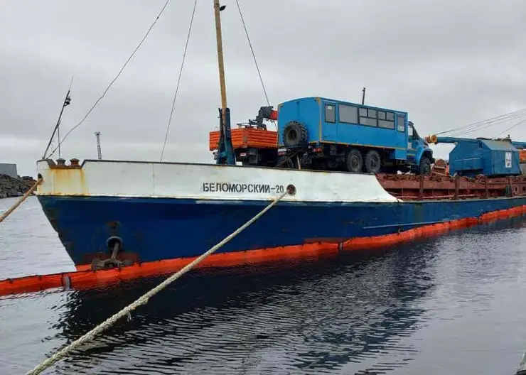 На севере Красноярского края подтопило неэксплуатируемый теплоход