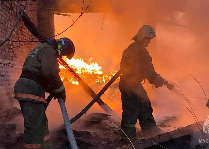 В Красноярском крае горит нежилое здание на 3,5 тысячах квадратных метрах