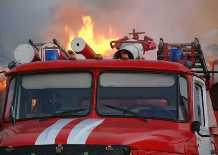 В Красноярске полицейский спас мужчину из огня