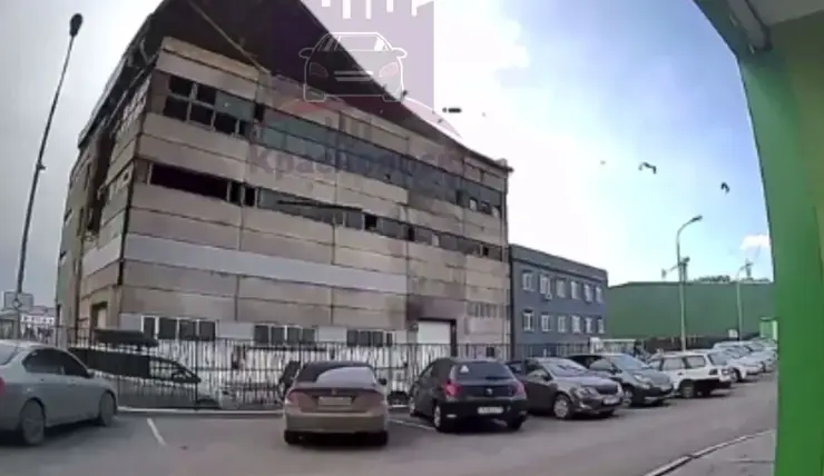 В Красноярске сильный ветер сорвал крышу со здания в микрорайоне Образцово