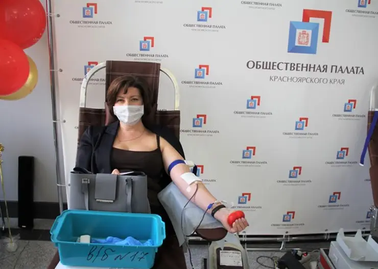 В Красноярске во время благотворительной акции «Дарим жизнь вместе» доноры сдали 25 литров крови