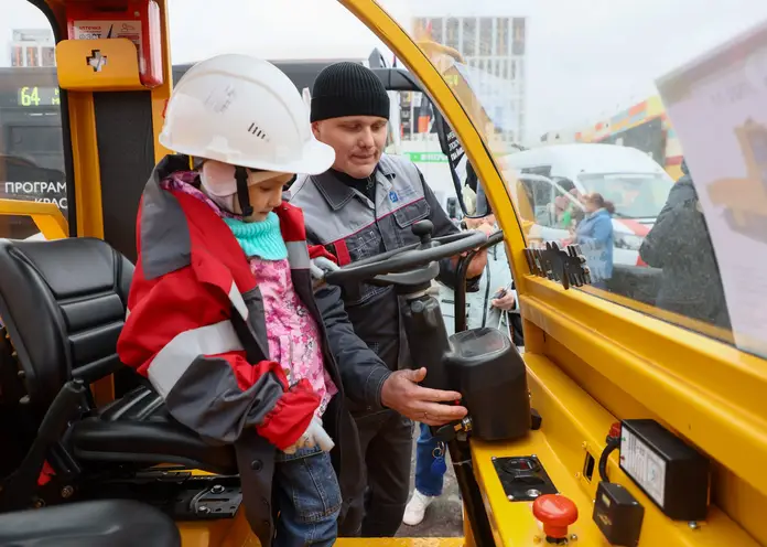 В Красноярске прошёл детский праздник «Потрогай грузовик!»