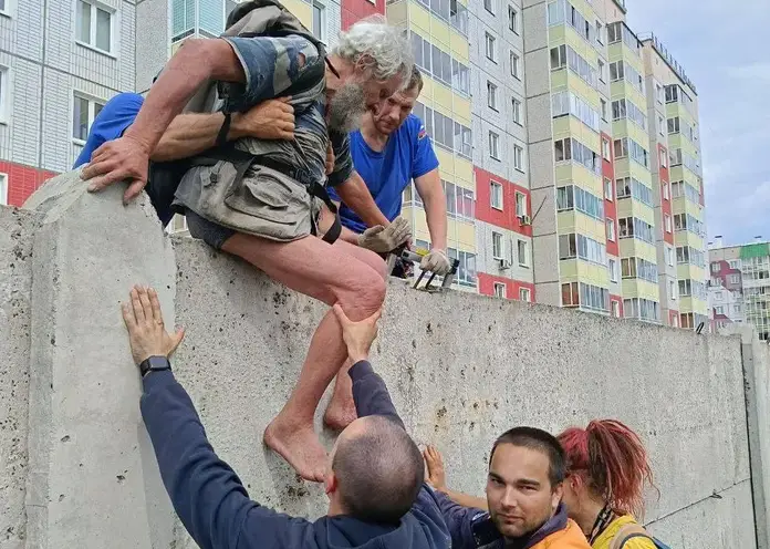 В Красноярске полицейские и волонтеры нашли пропавшего два дня назад 70-летнего пенсионера